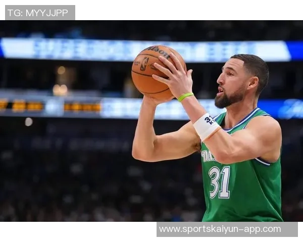 克莱汤普森生涯达成17000分里程碑临时总经理芬利亲自赠送比赛用球