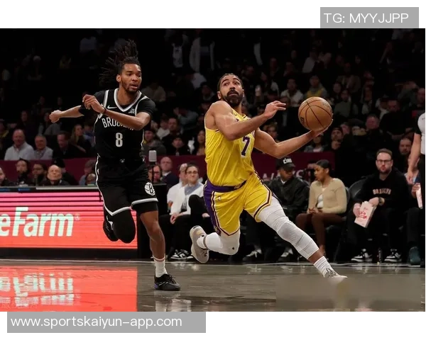 老詹依旧能打但防守短板让球队陷入困境 老詹依旧能打但防守短板让球队陷入困境